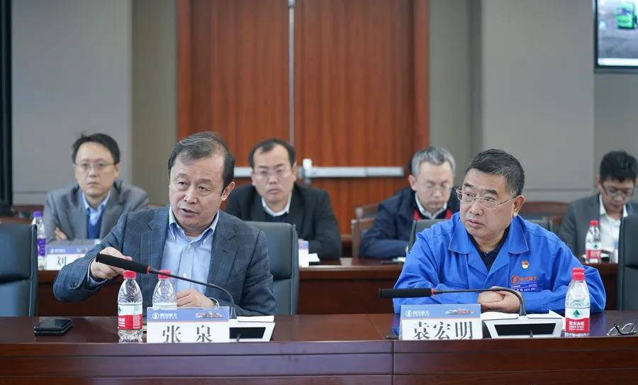 潍柴动力执行ceo张泉主持会议,陕汽控股党委书记,董事长袁宏明及潍柴
