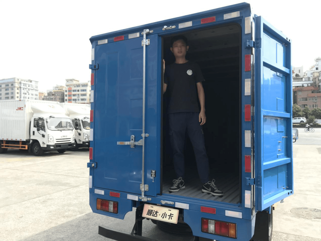 吴老板选的是单排3.7米带侧开门货厢的版本,货厢的宽度为1.