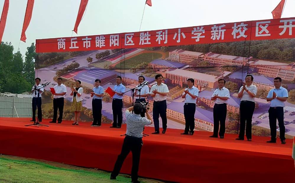 商丘市实验小学占地160亩,学习环境得天独厚,远离喧嚣,环境优雅,设备
