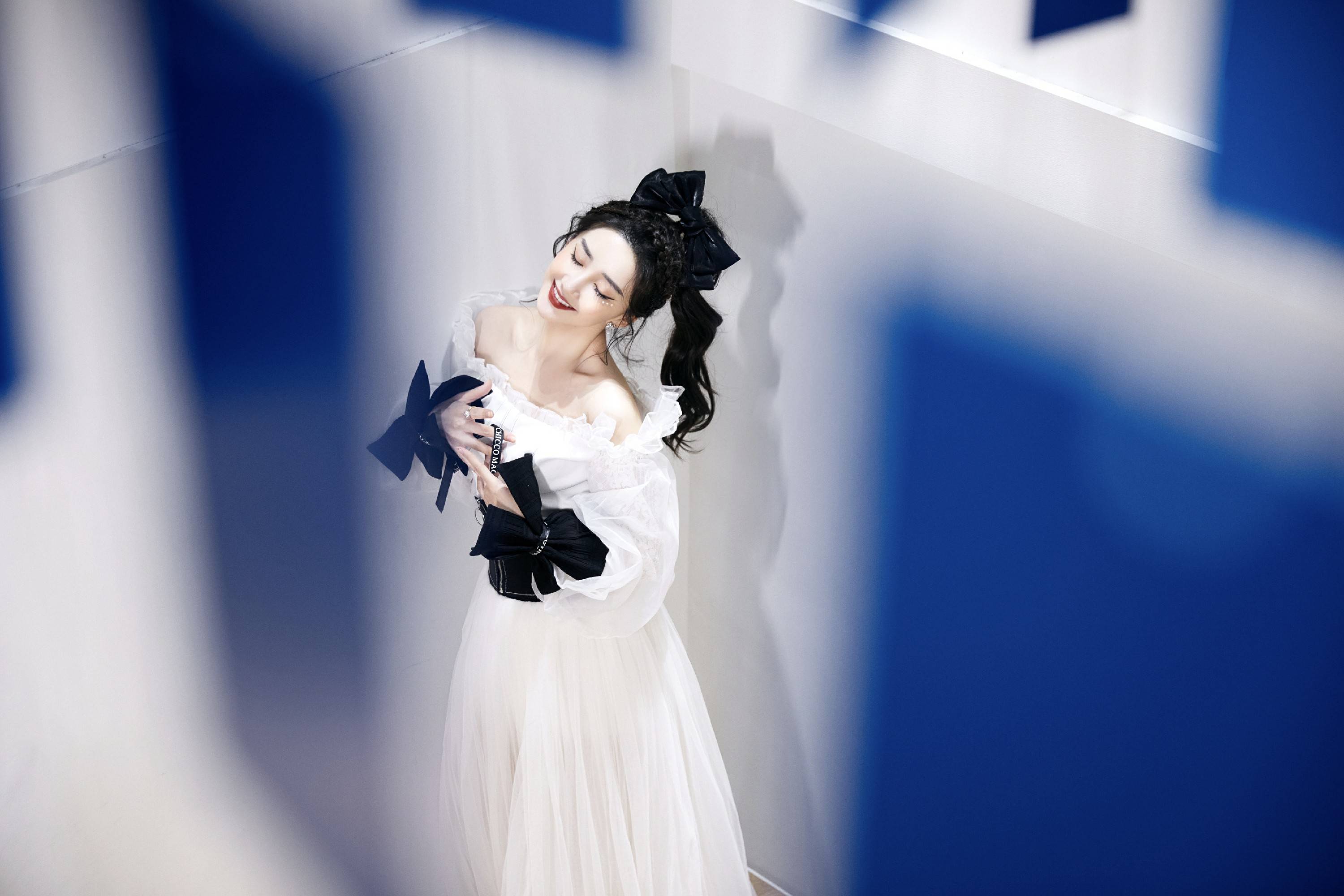 陈欣予亮相中国国际时装周白纱长裙梦幻灵动诠释百变时尚感