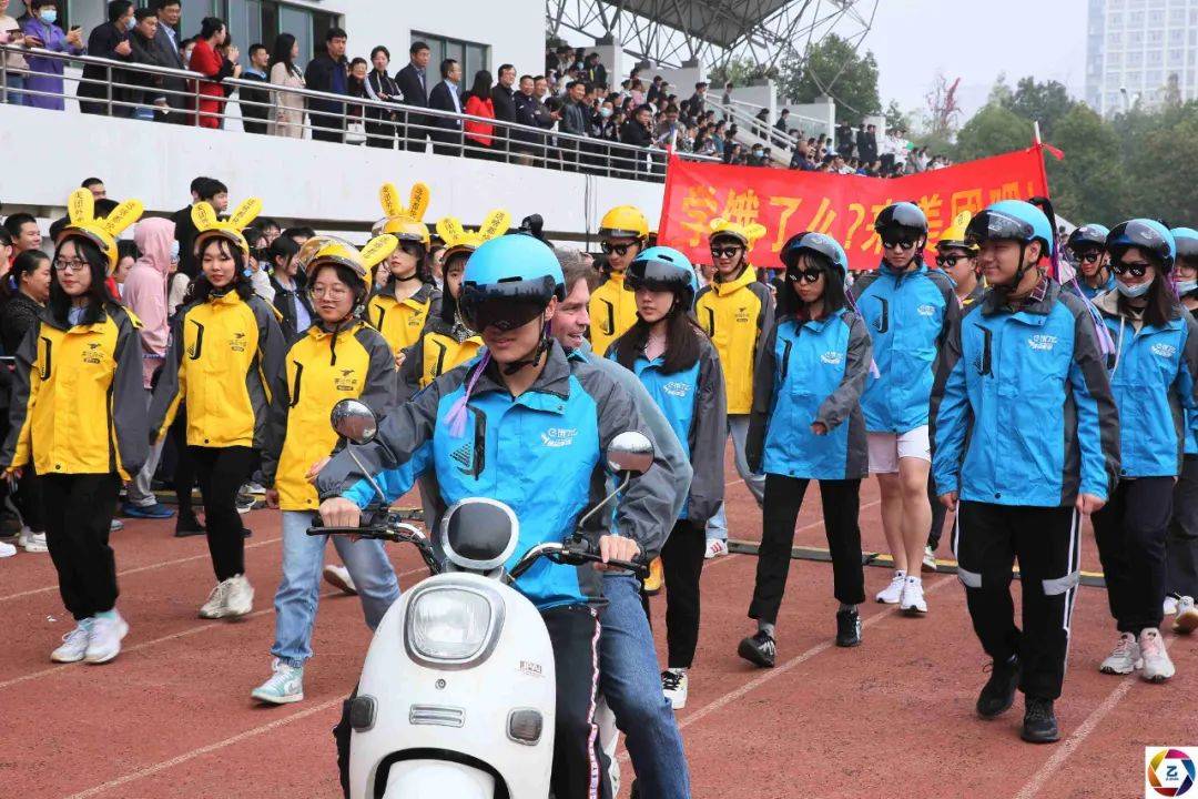 入场式|学不好去当外卖小哥？运动会入场式学生穿“奇装异服”，笑声不断