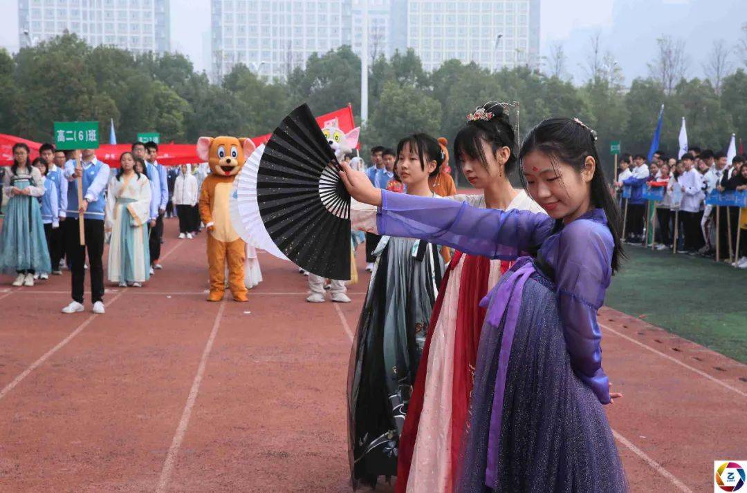 入场式|学不好去当外卖小哥？运动会入场式学生穿“奇装异服”，笑声不断