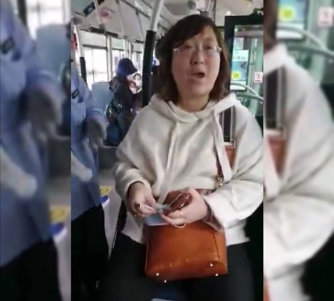 女子撕人口罩_戴口罩的人简笔画(3)