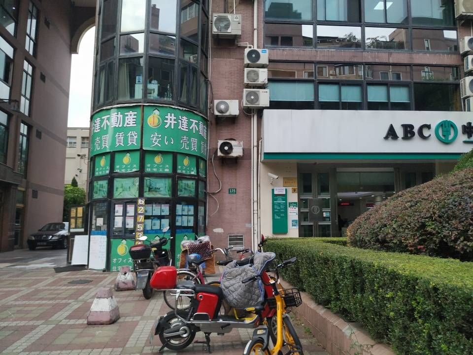 十万人口小镇开店_怪诞小镇图片(3)