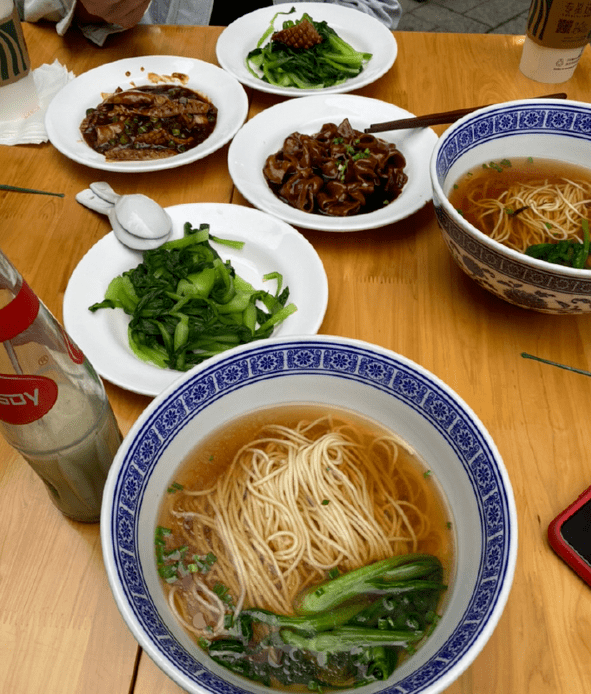 陳法蓉慶54歲生日，長壽面配素菜太節約，坐擁半億身家卻勤儉度日 娛樂 第3張