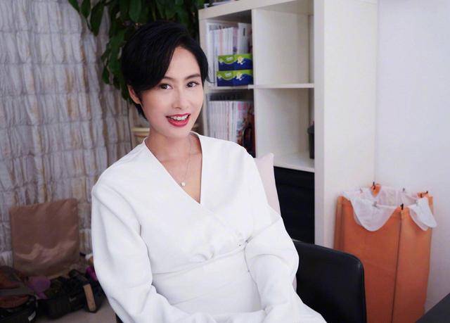 原创49岁朱茵真是神仙姐姐朴素短发端庄秀气衬衫裙藏不住好气质