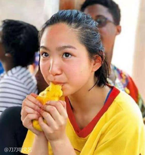 任达华15岁女儿长腿逆天,美貌不输明星