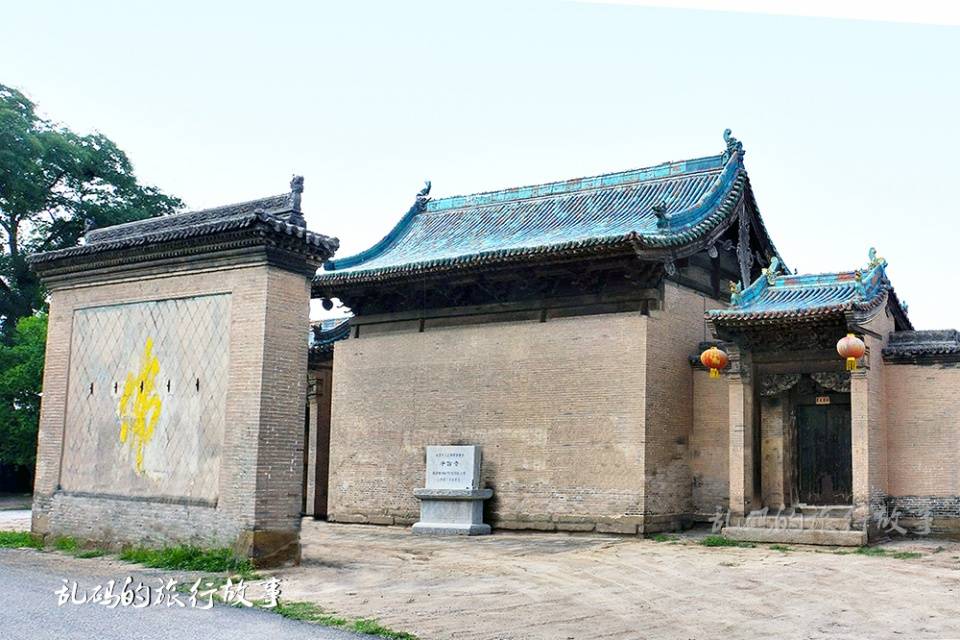 山西这座古寺，罕见没有正门，却入选“国保”被誉“活着的文物”_琉璃