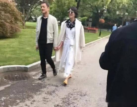 已换女友再当爸?李亚鹏带神秘孕妇现身餐厅