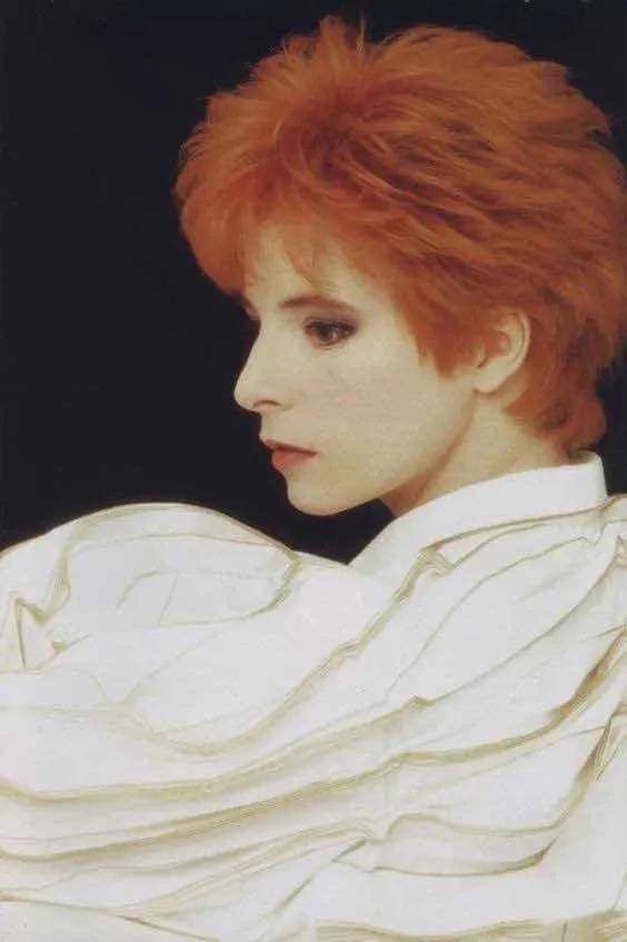 英气|顶级骨相组合风格!神似林青霞的当红小花靠它整的?