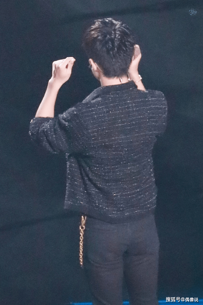 皮鞋|易烊千玺新造型挑染白色刘海！穿着尖头皮鞋唱新歌，气质大变！