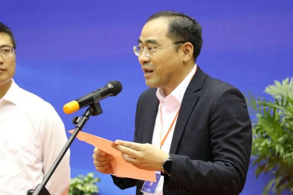 三爱富董事长_董事长办公室图片(2)