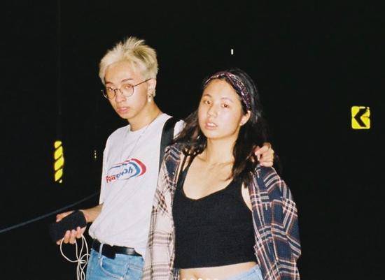 蓝粉|伊能静之子再穿女装，蓝粉眼影配银色丸子头，戴美瞳穿吊带超精致