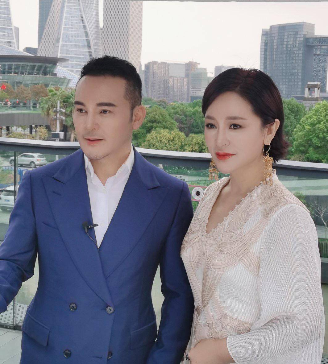 老婆|毛戈平和妻子太有夫妻相！老婆穿国风现身，双眼皮太假被批整容脸