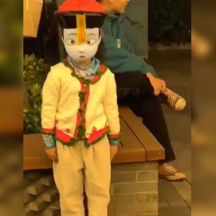 小男孩万圣节扮成僵尸站街头火了网友小朋友也是打工人吗