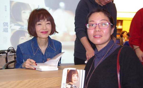 服装|鲁豫可别瘦了，都已经50岁了，穿裙子空空荡荡显的不太健康