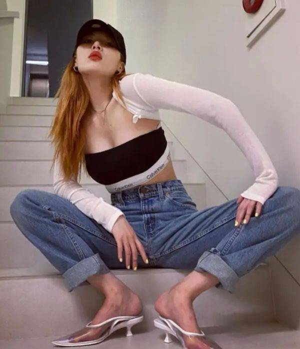 服装|韩国女星穿衣底线在哪？泫雅穿“巴掌大”上衣出门，不怕被人看
