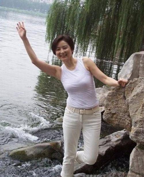 林青霞当个美丽的大妈也不在话下,不用精修图自然脸越