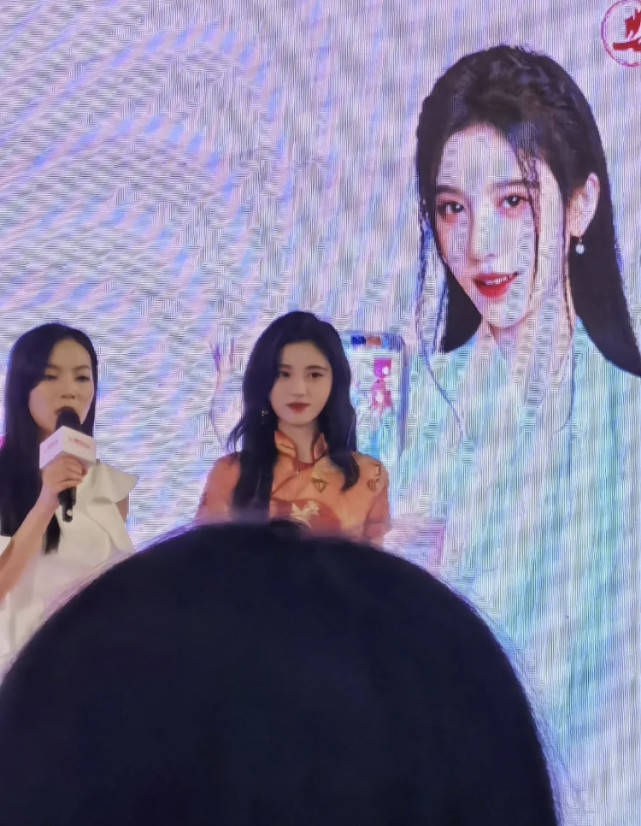 旗袍|鞠婧祎活动生图曝光，短款旗袍秀美腿，头身比例虐被嘲像大头娃娃