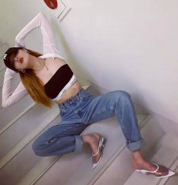 服装|韩国女星穿衣底线在哪？泫雅穿“巴掌大”上衣出门，不怕被人看