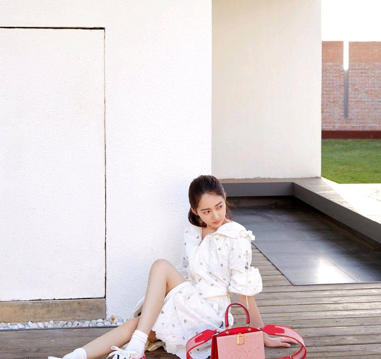 28岁的陈钰琪穿搭很高级,穿白色镂空连衣裙配平底鞋,清纯又时髦