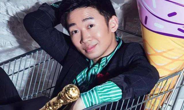 原创保安回应没给杨迪打伞详情 杨迪助理获打伞尴尬又搞笑