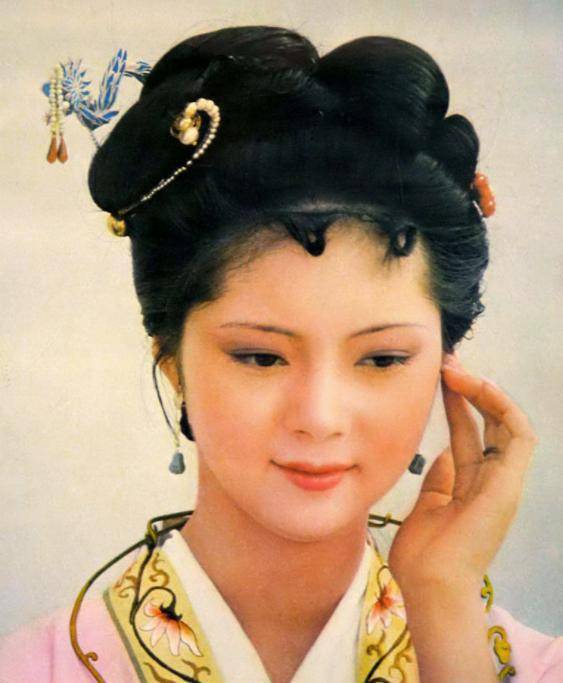 87版的薛宝钗近照爆出,气质不减当年,如今54岁孤身一人