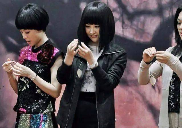 许晴|许晴剪萝莉短发装清纯，51岁状态还很年轻，形体如此优雅！