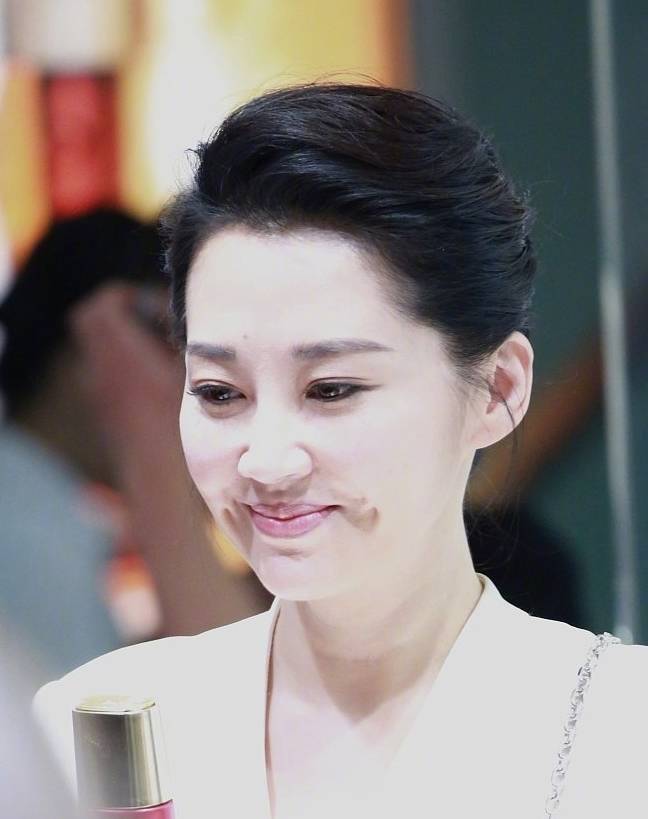 许晴终于换发型,扎麻花辫穿连体装50岁很甜美,新华字典包是亮点_手机