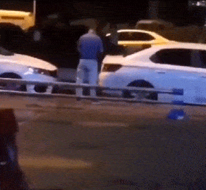 爆囧：哥們兒，媳婦都不打算要了嗎？車門打開就走啊！ 搞笑整蠱 第3张