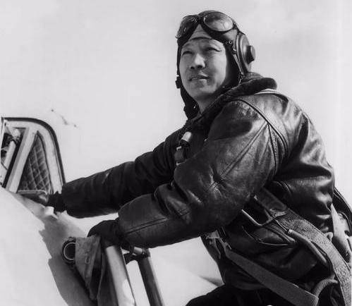 他本是国军的空军上尉，后开着飞机起义，1964年