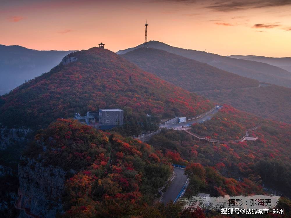 红叶在群山蔓延,青山披上红装,绿水倒映朱颜,秋天的青天河可是红叶