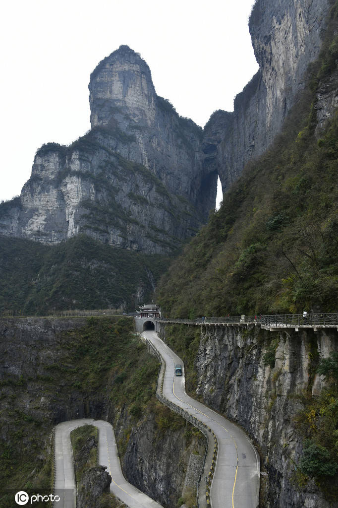 张家界天门山盘山公路有"通天大道"之称