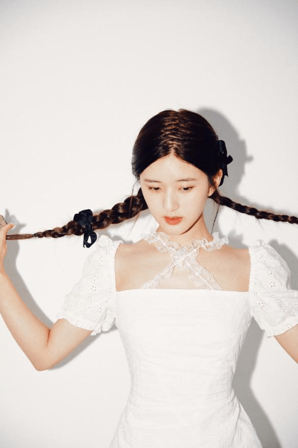 少女|古灵精怪赵露思，双马尾配白色大领裙更显少女感，让人怎么不爱