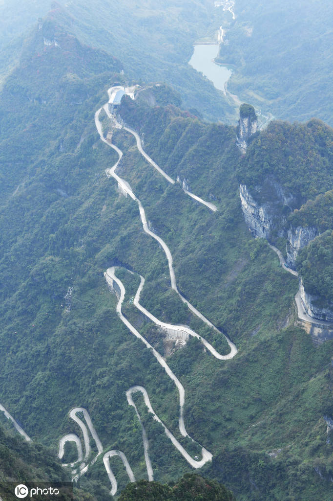 张家界天门山盘山公路有"通天大道"之称