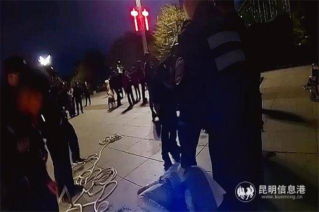一男子疑因情感问题跳滇池轻生！昆明特警紧急