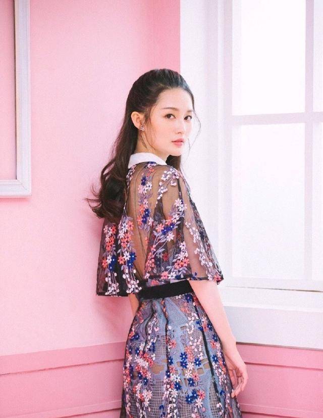 李沁好甜,身穿一袭印花连衣裙,清爽又时髦,夏天就应该