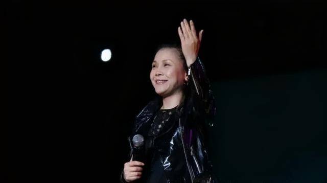 都是那|54岁膝下无子的田震，生活给她再多打击，她都是那朵铿锵玫瑰