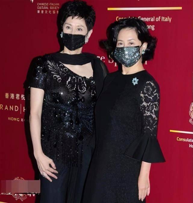 活动|何超琼才是真名媛，出席活动穿普通的黑裙，全身散发贵族气质！