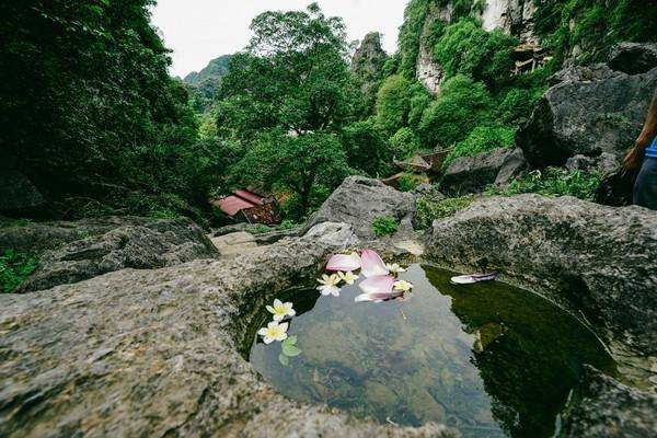 这样的寺庙才有灵气！建在洞穴中，山水环绕下大有不同