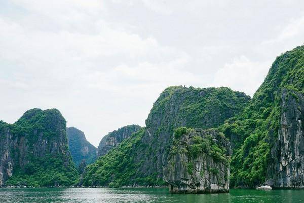 下龙湾，和桂林形似神不似的景点，外国游客超多