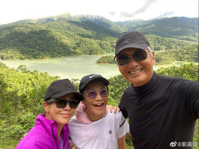 刘嘉玲与周润发合照,65岁发哥瘦到穿着衣服都看到肋骨