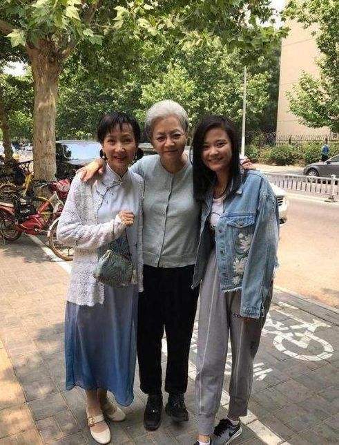 气质|62岁的陈美琪，选择自然老去，气质越发优雅阔气！