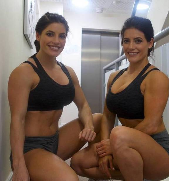 32岁双胞胎女子健美运动员,练出一身肌肉,网友根本分不清她们