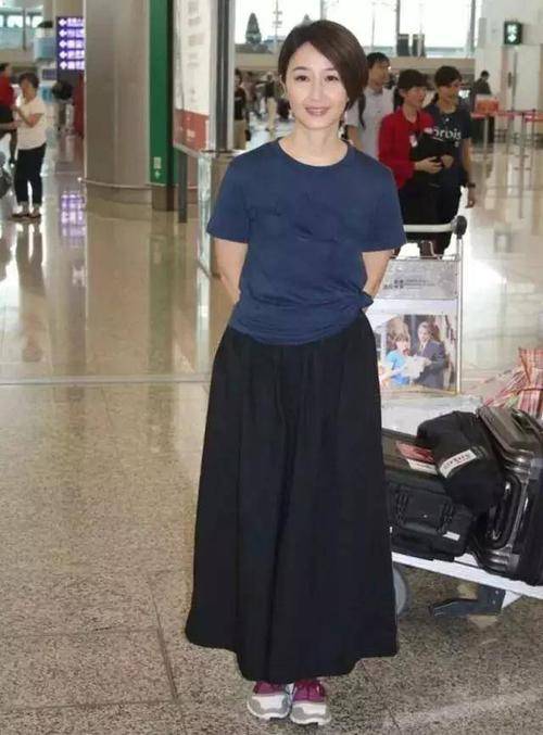 女儿|关咏荷息影之后都是素颜，发现记者跟拍，带女儿飞快逃走！