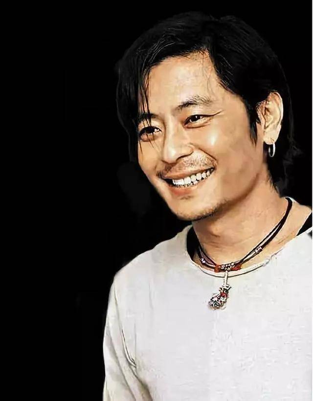 他说自己从小就是没有父母的孤儿,童年的王杰不知道什么是家