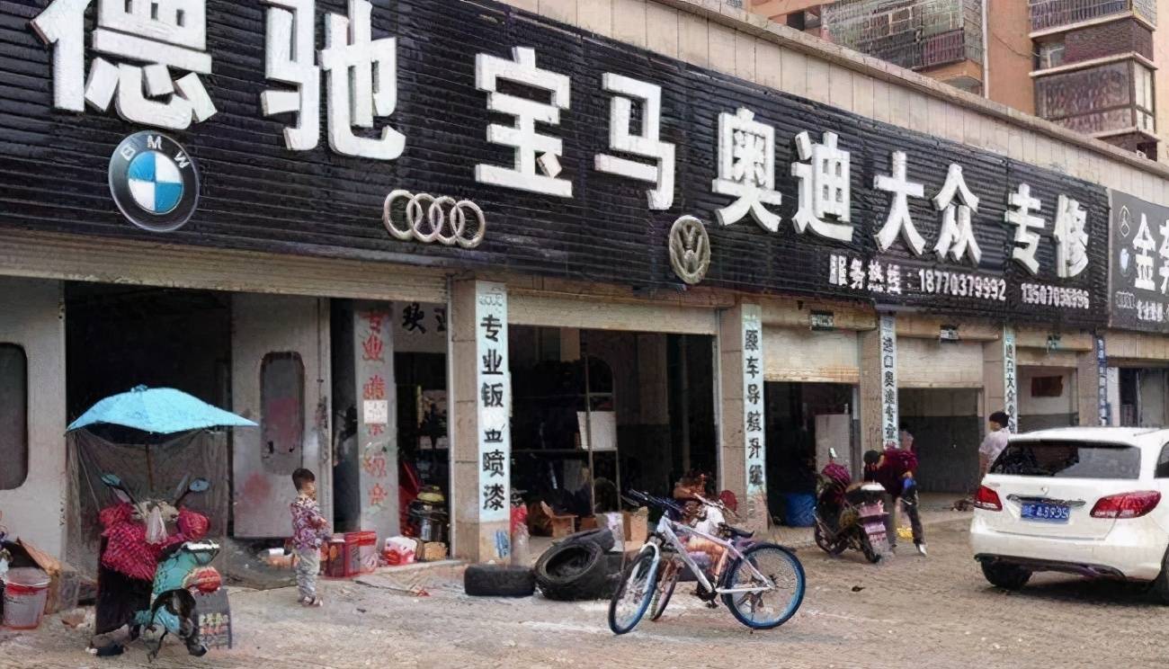 门店一般会根据门店所处建筑结构及街道位置设计符合自身特色的门头