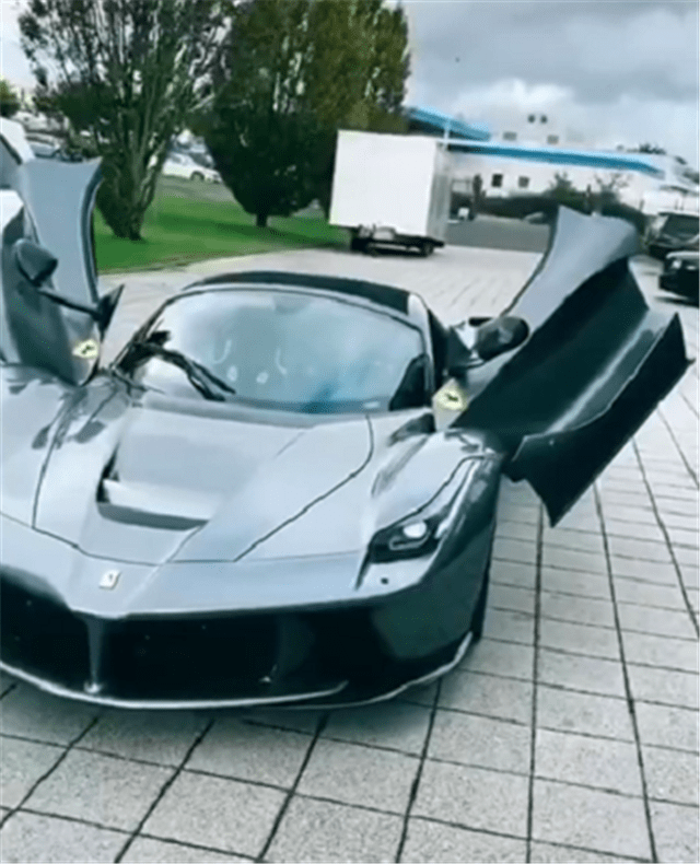 据悉,该款法拉利是一辆法拉利laferrari(参数|图片) 敞篷,车价高达