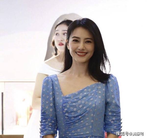 鱼尾纹|41岁高圆圆新路透，穿粉裙笑出鱼尾纹，完美诠释气质比容貌重要