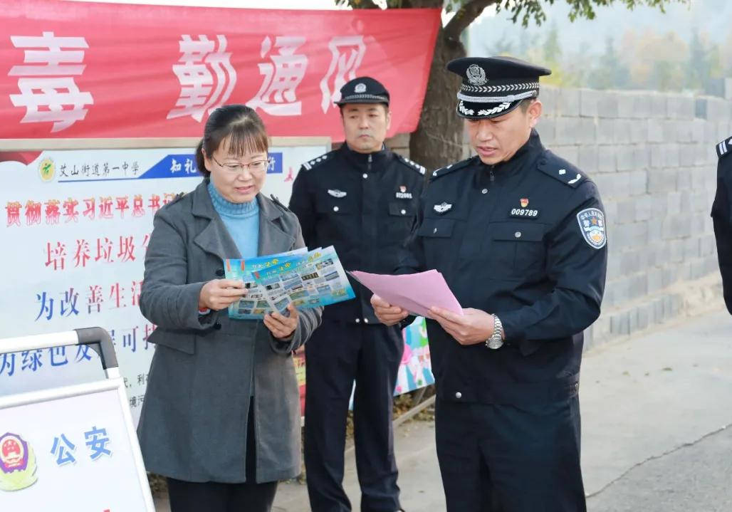 原创济南市公安局钢城区分局党委书记,局长李伟带队参加"局长流动护学